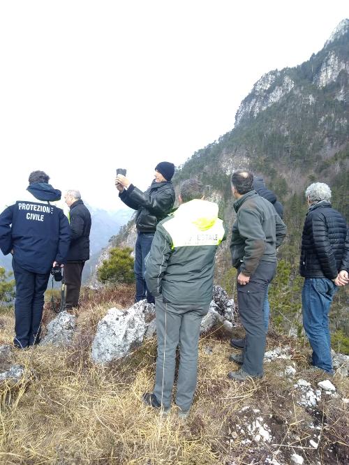Fasi dell'esercitazione del Corpo forestale regionale nella zona di Moggio Udinese